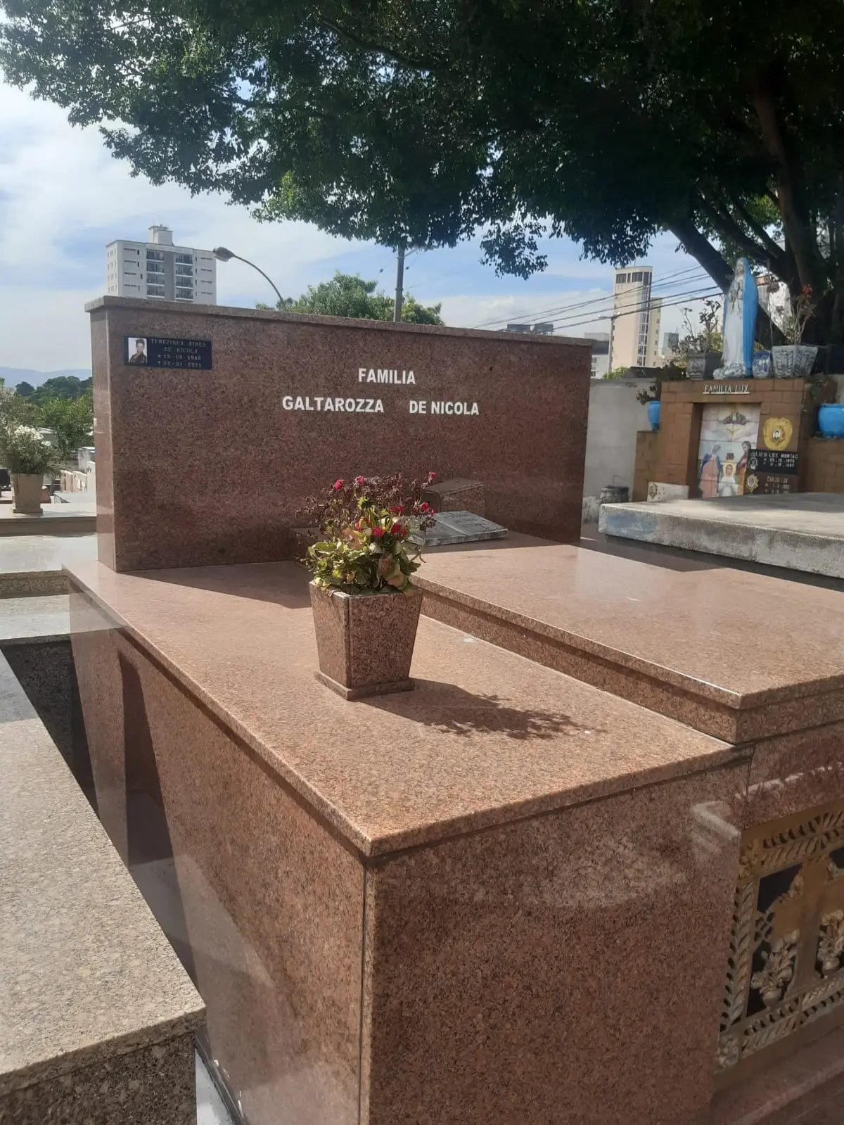 mármores, granitos, pedras, pias, cubas, piscinas, serviços em geral na região de Jarinu